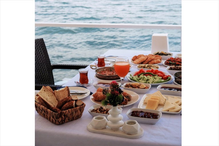 Firuze Güzelbahçe'de Deniz Kenarında Hafta Sonu Zengin Serpme Kahvaltı Menüsü Kişi Başı