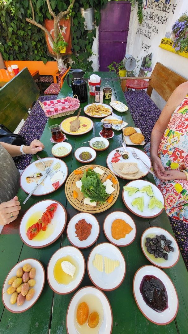Urla Barbaros Köyü Mell10 House'da Hafta içi Enfes Lezzetler Eşliğinde Serpme Köy Kahvaltısı