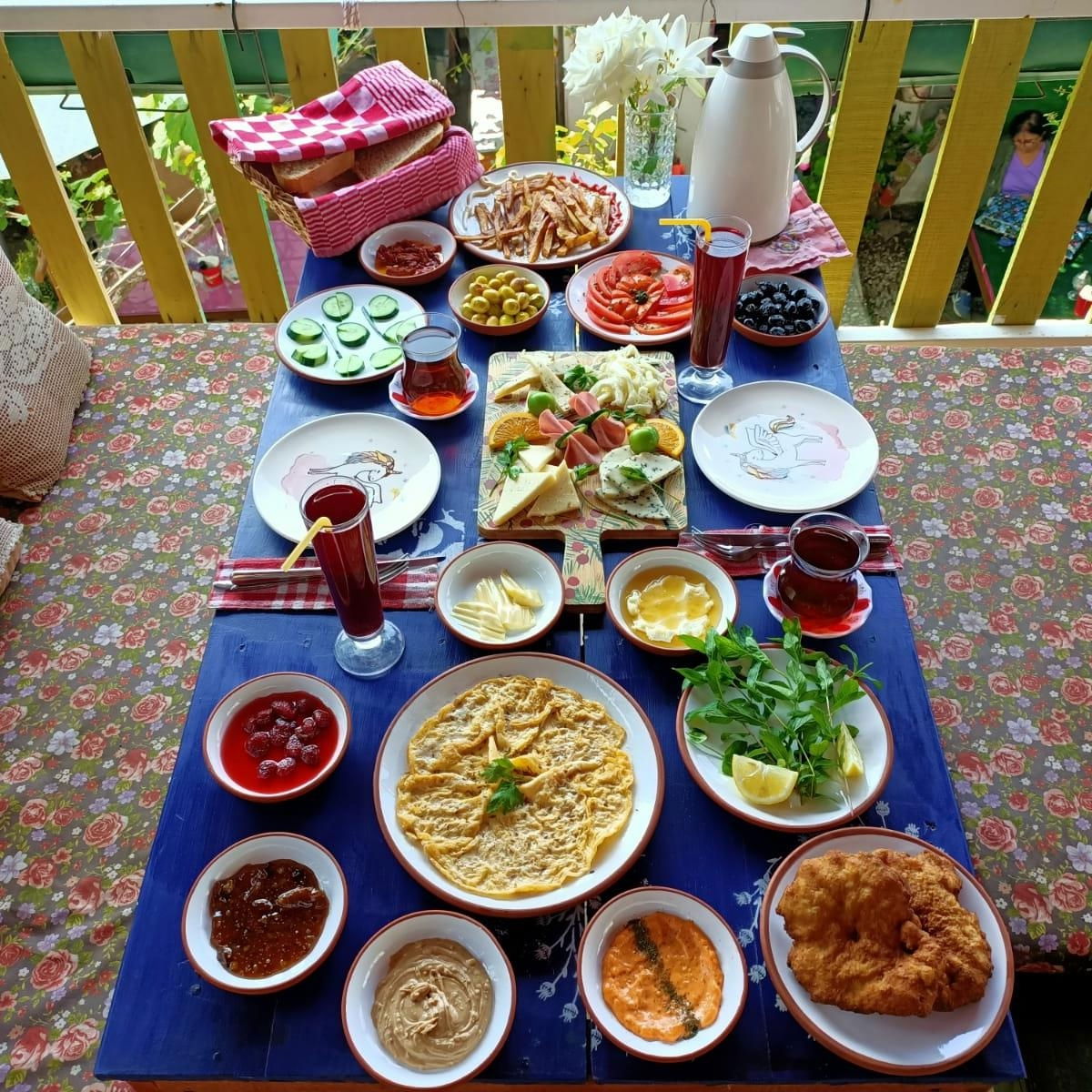 Urla Barbaros Köyü Mell10 House'da Hafta içi Enfes Lezzetler Eşliğinde Serpme Köy Kahvaltısı