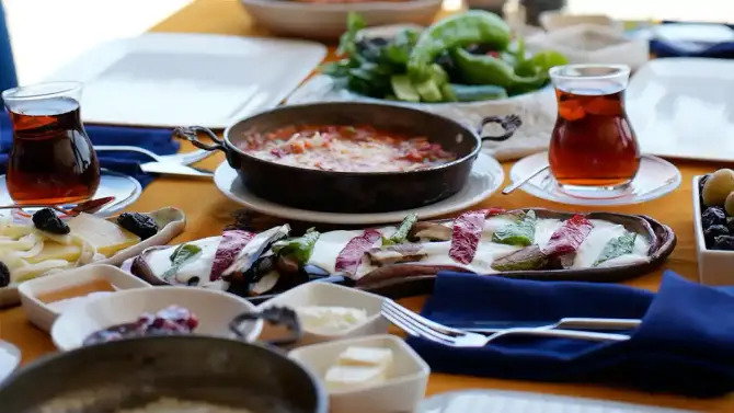 Zeki Urla'da Sınırsız Serpme Kahvaltı