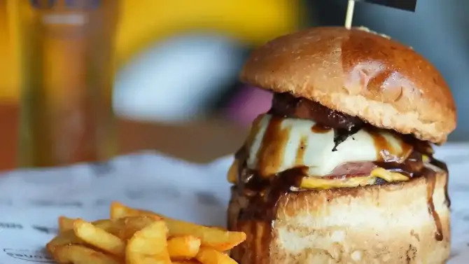 Neones Burger Karşıyaka’da İndirimli Burger Menü