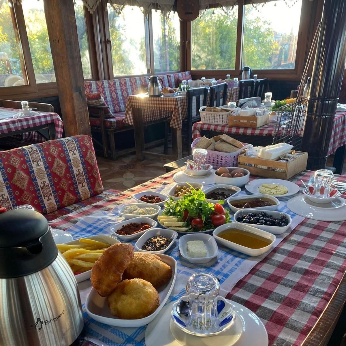 Çiçekliköy Asmalı Kahvaltı Evi’nde Doğa ile iç içe Enfes Serpme Köy Kahvaltısı