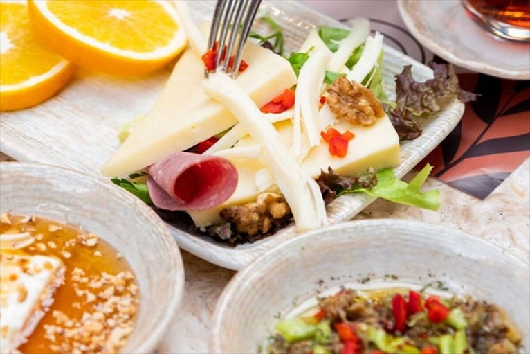 Buca Venucia Cafe'de Serpme Kahvaltı Kişi Başı