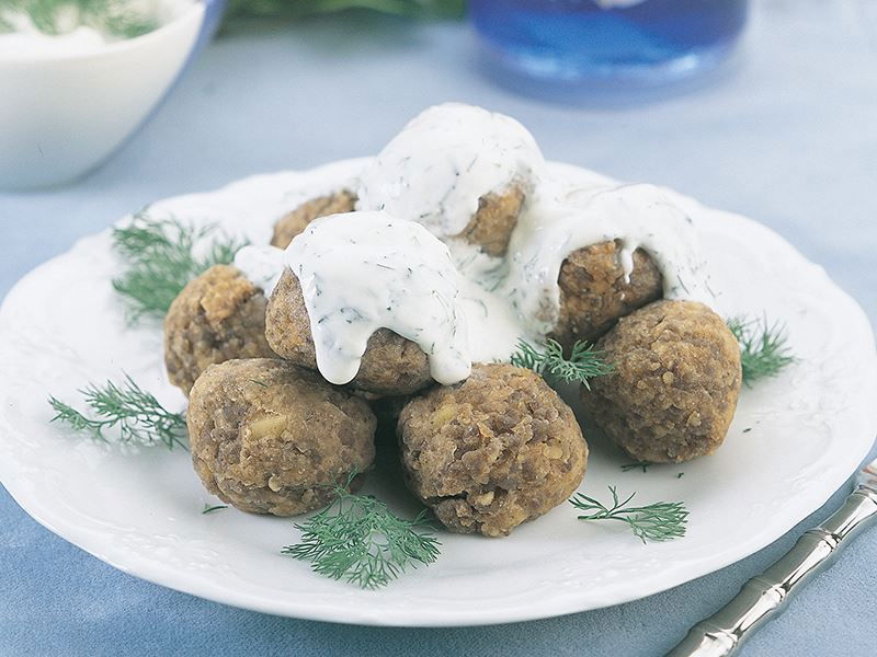 Yoğurt soslu ve cevizli saray köftesi