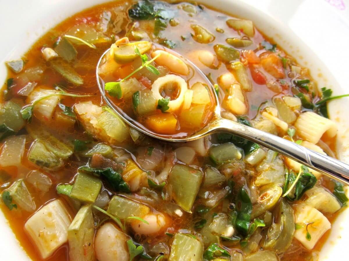 Fasulyeli Makarna Çorbası