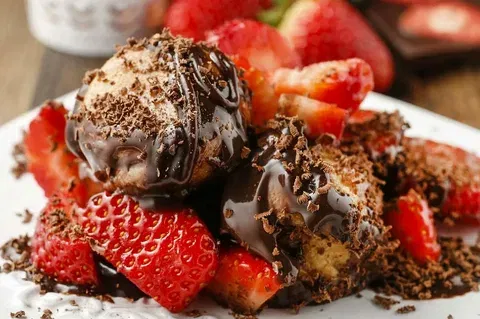 Kakaolu Çilekli Profiterol