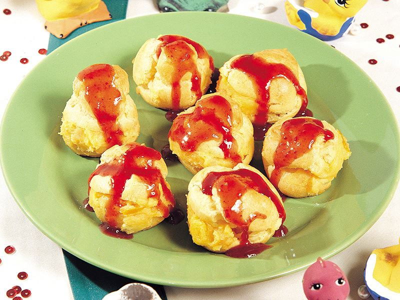 Çilek Soslu Profiterol