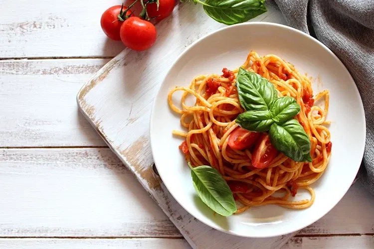 Domatesli Kuşkonmazlı Makarna