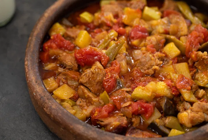 Tavuk Etli Güveçte Türlü