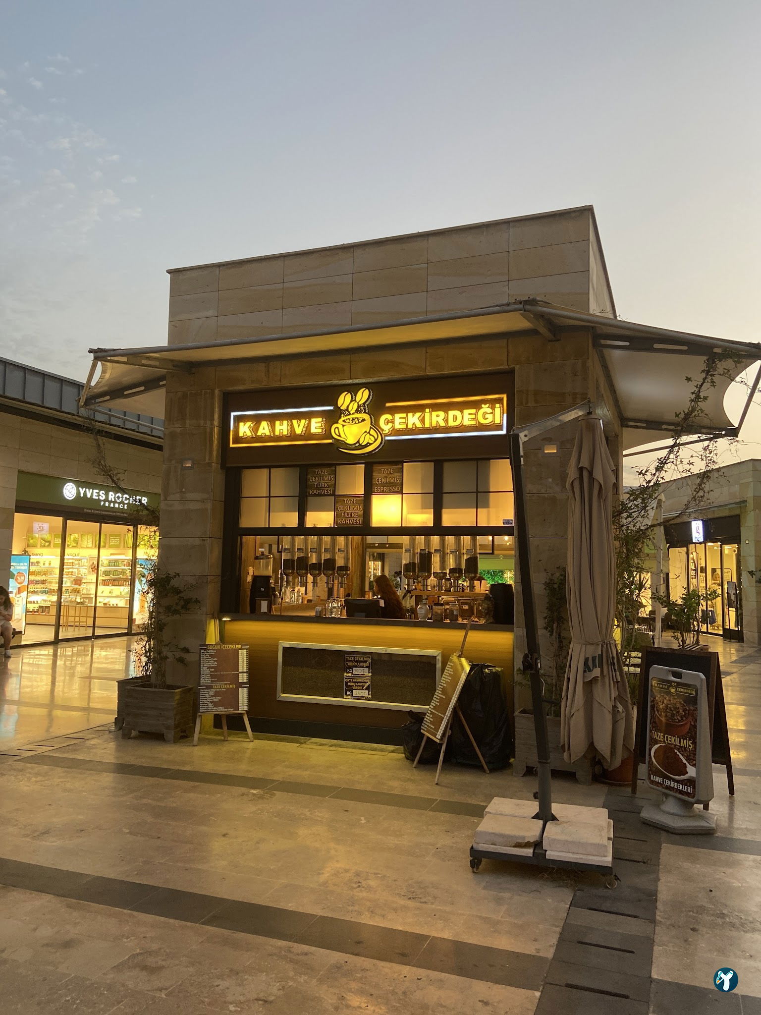 Kahve Çeki̇rdeği̇ Mari̇na