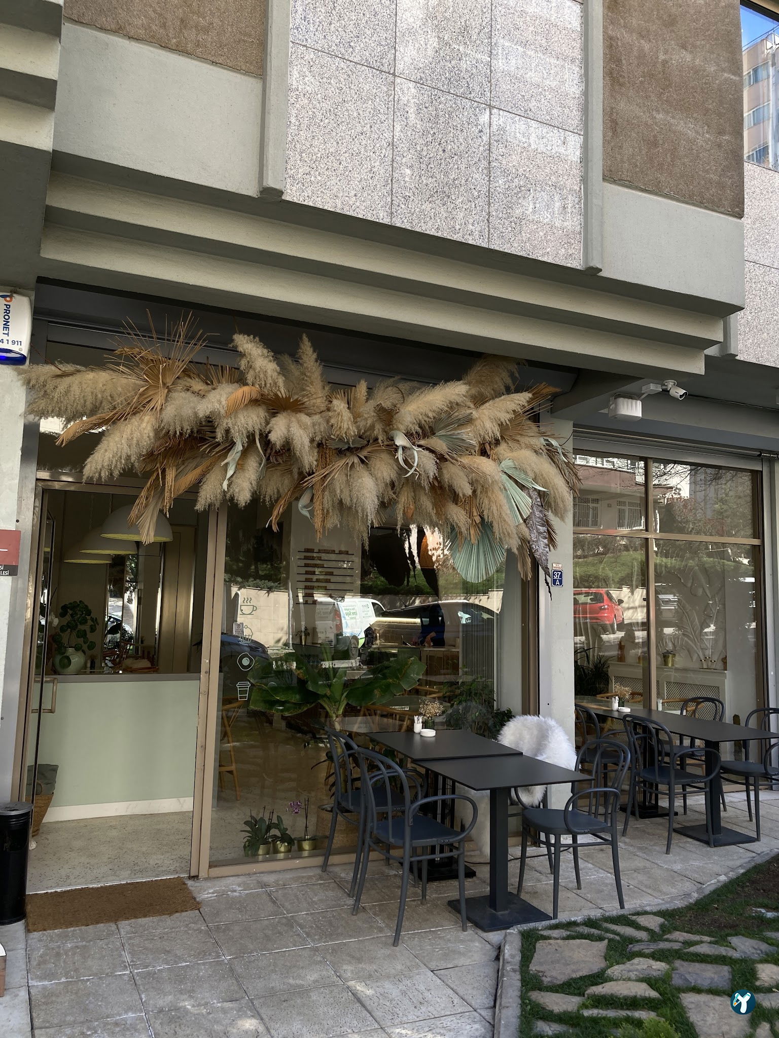 Leni Artisan Cafe