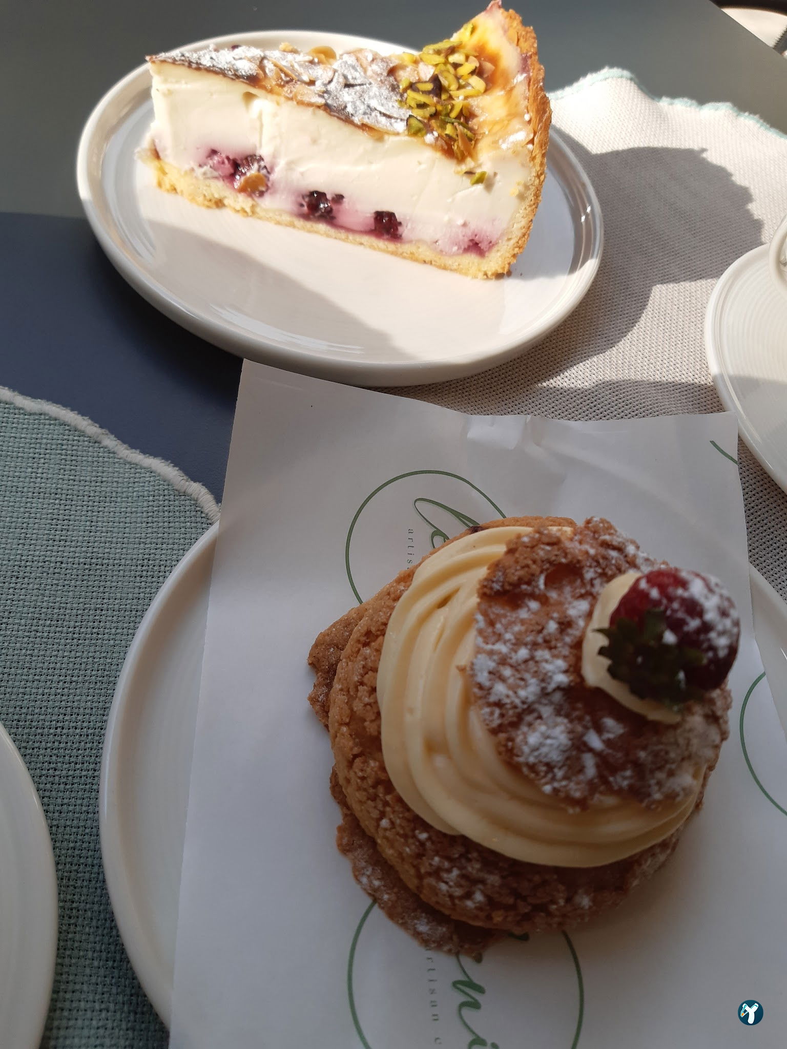 Leni Artisan Cafe