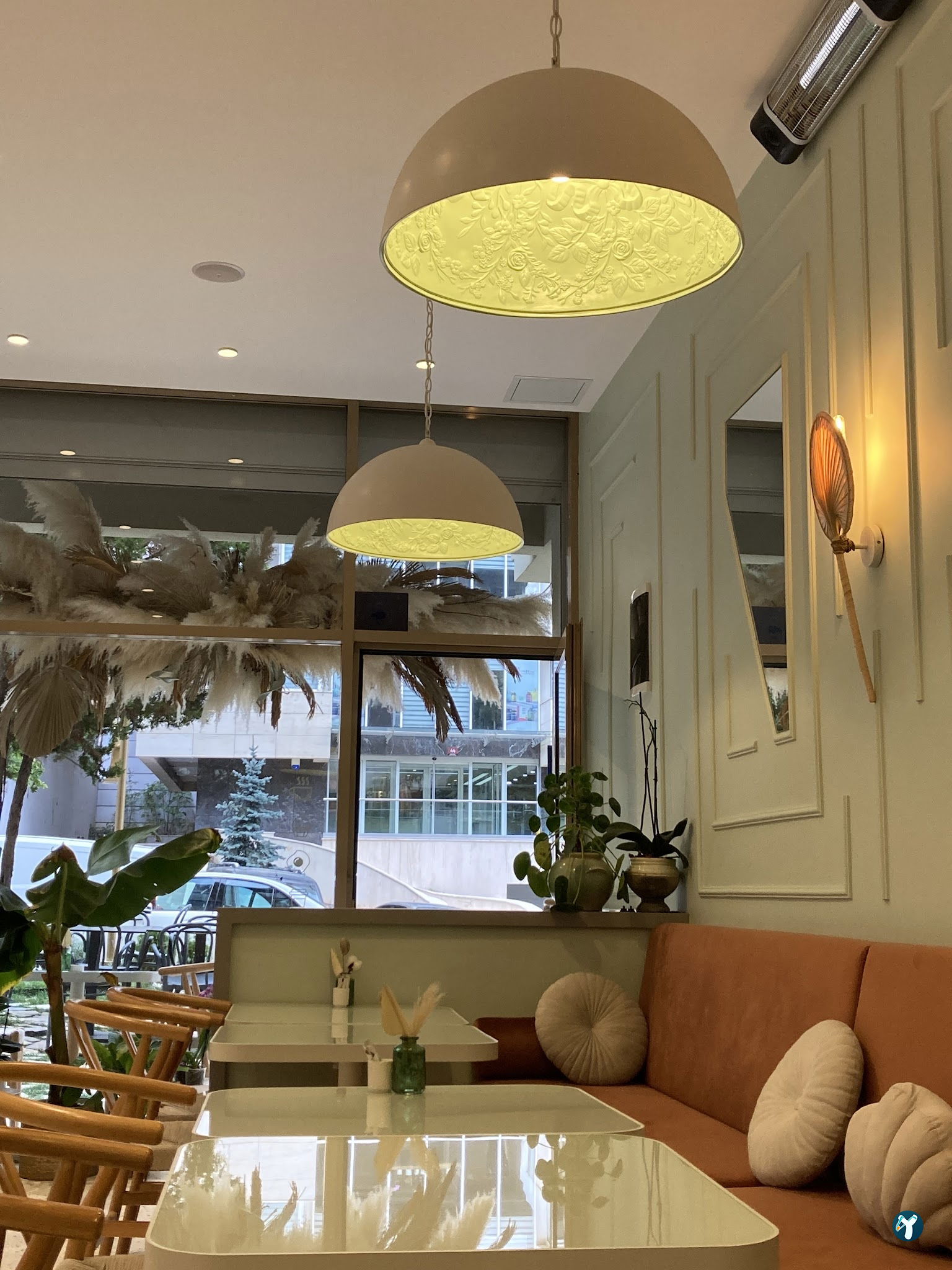 Leni Artisan Cafe