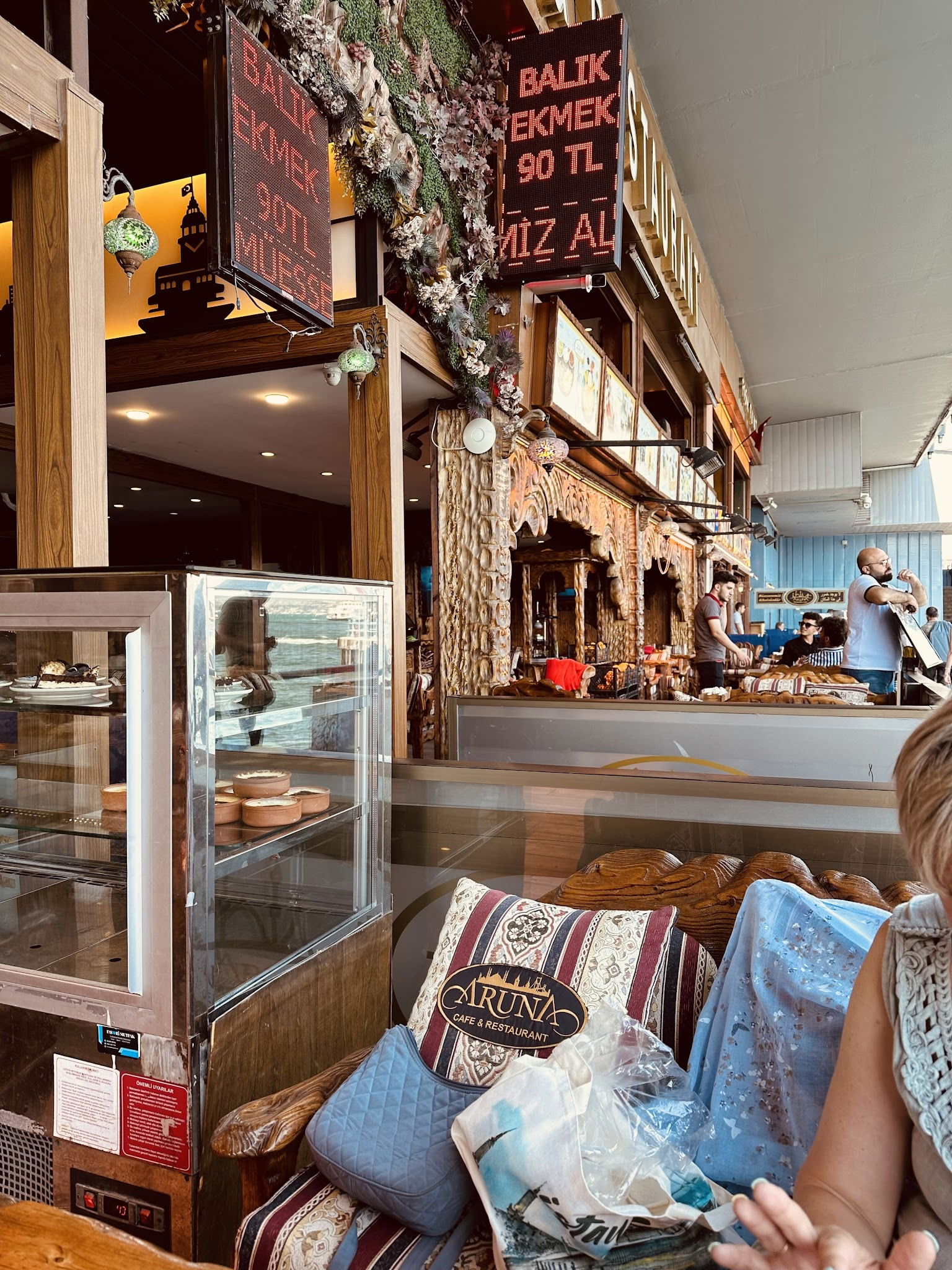 Aruna Restaurant & Cafe