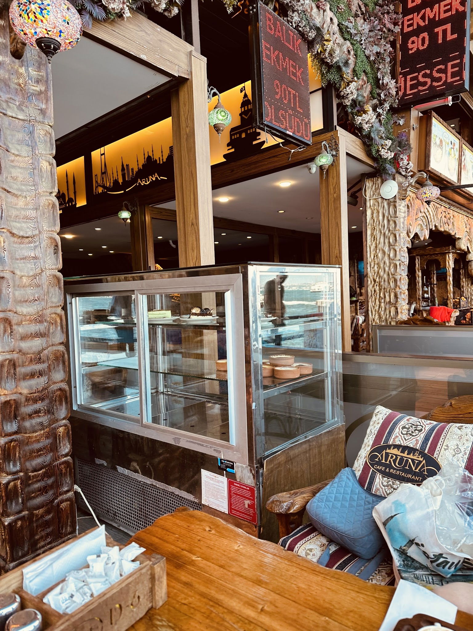 Aruna Restaurant & Cafe