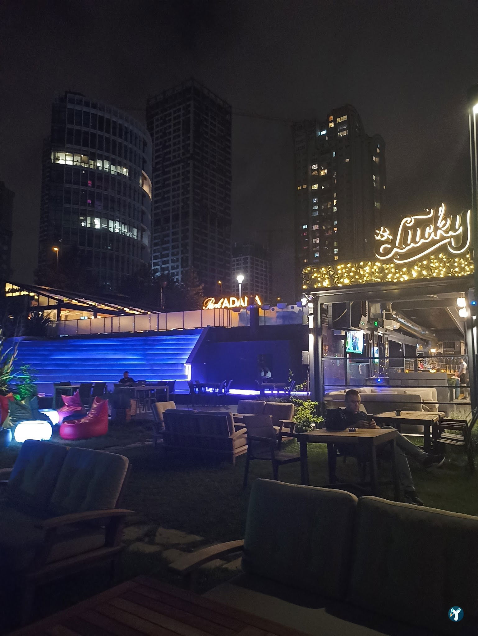 Lucky Lounge & Bistro