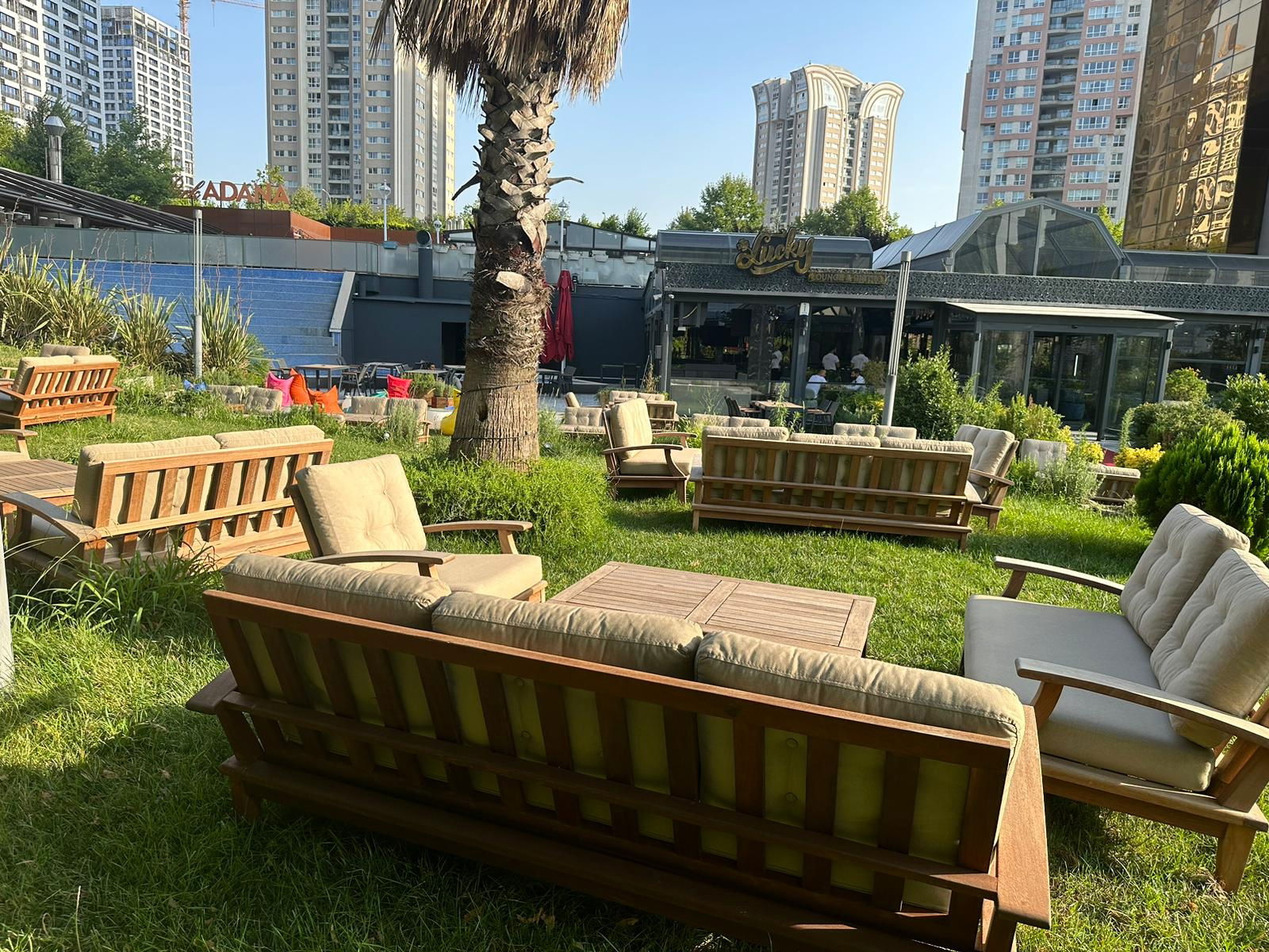 Lucky Lounge & Bistro