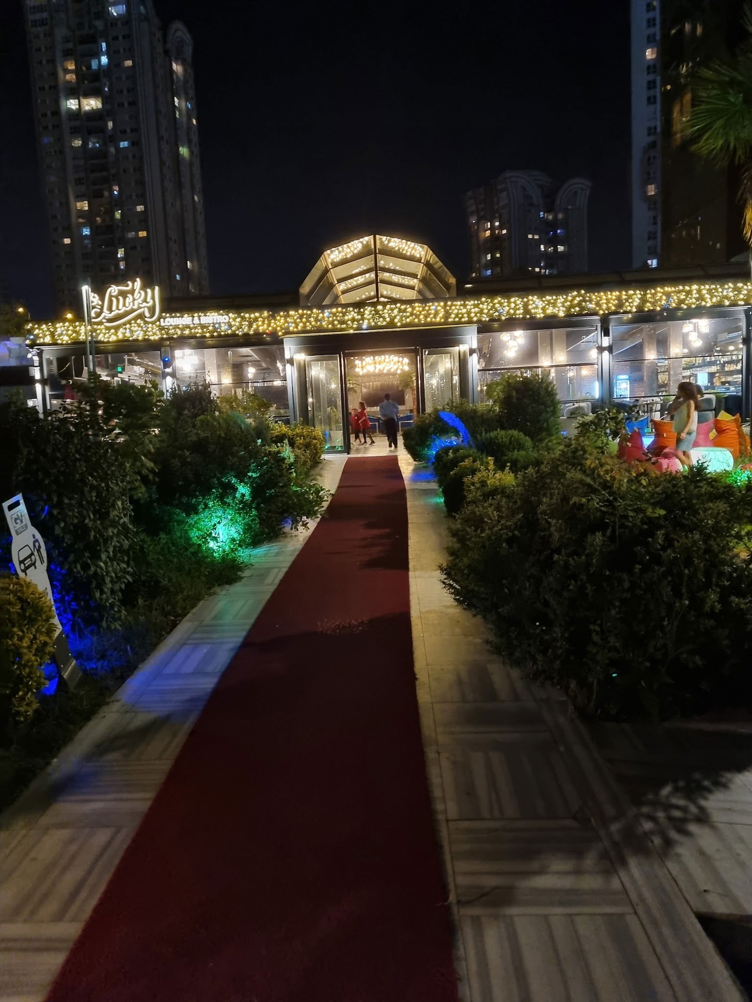 Lucky Lounge & Bistro