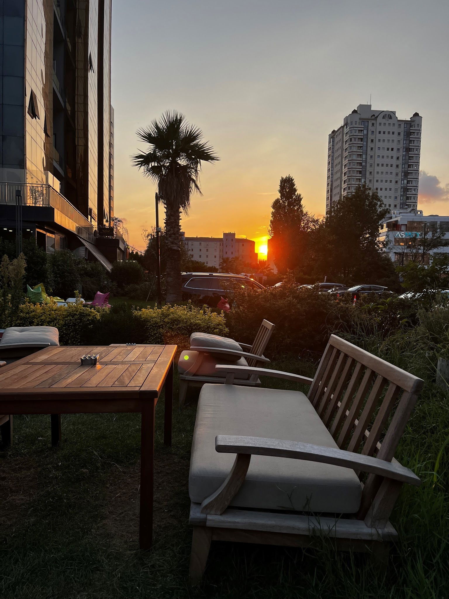 Lucky Lounge & Bistro