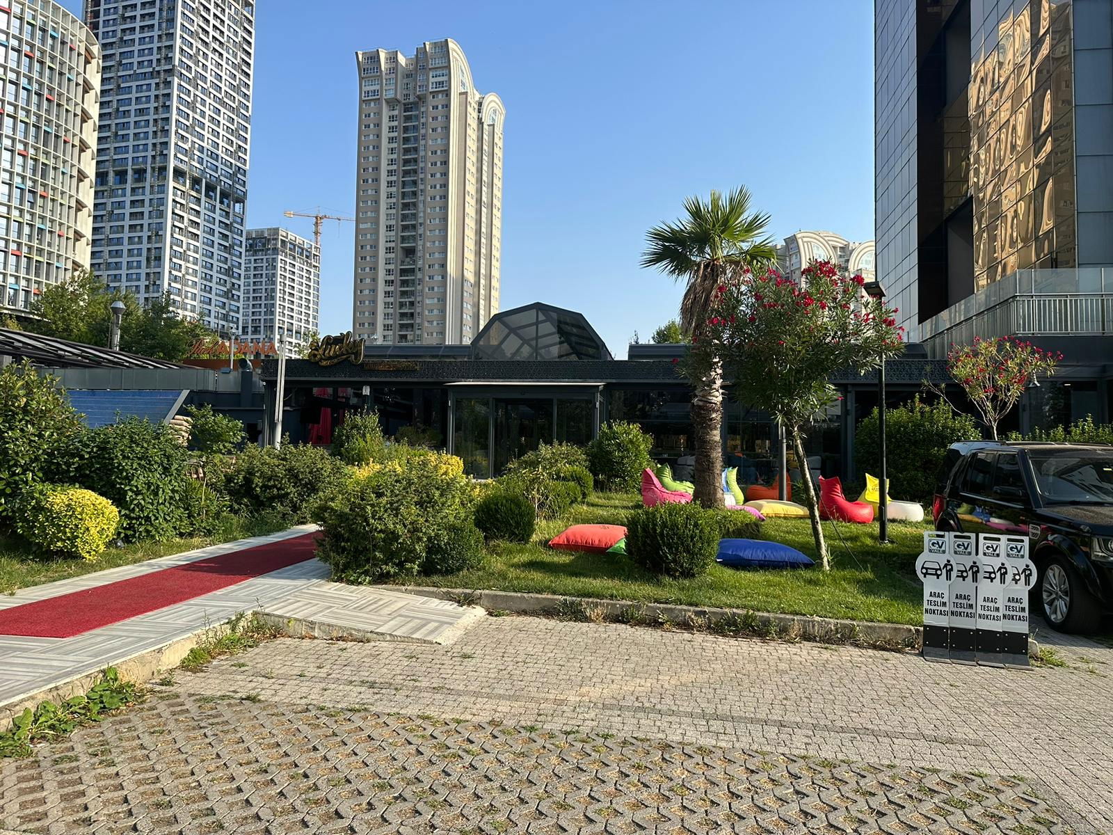 Lucky Lounge & Bistro