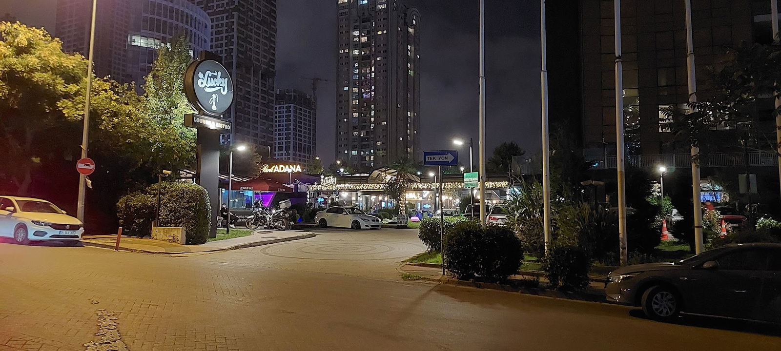 Lucky Lounge & Bistro