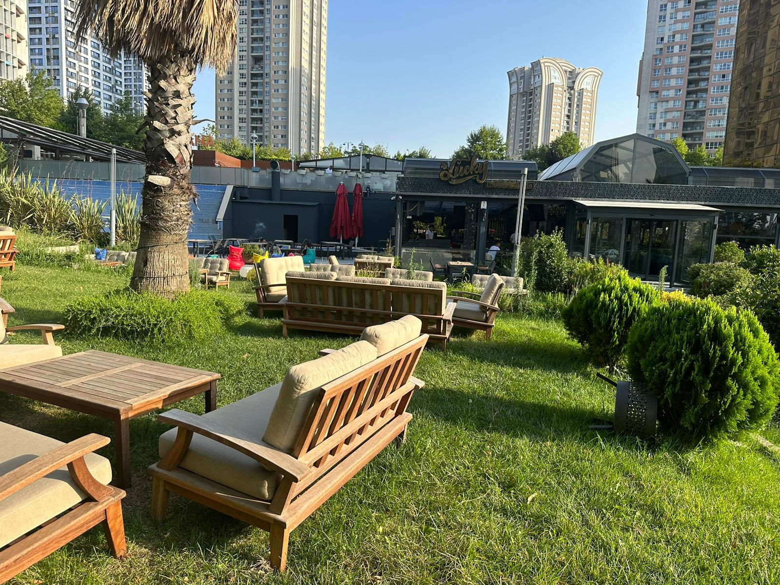 Lucky Lounge & Bistro