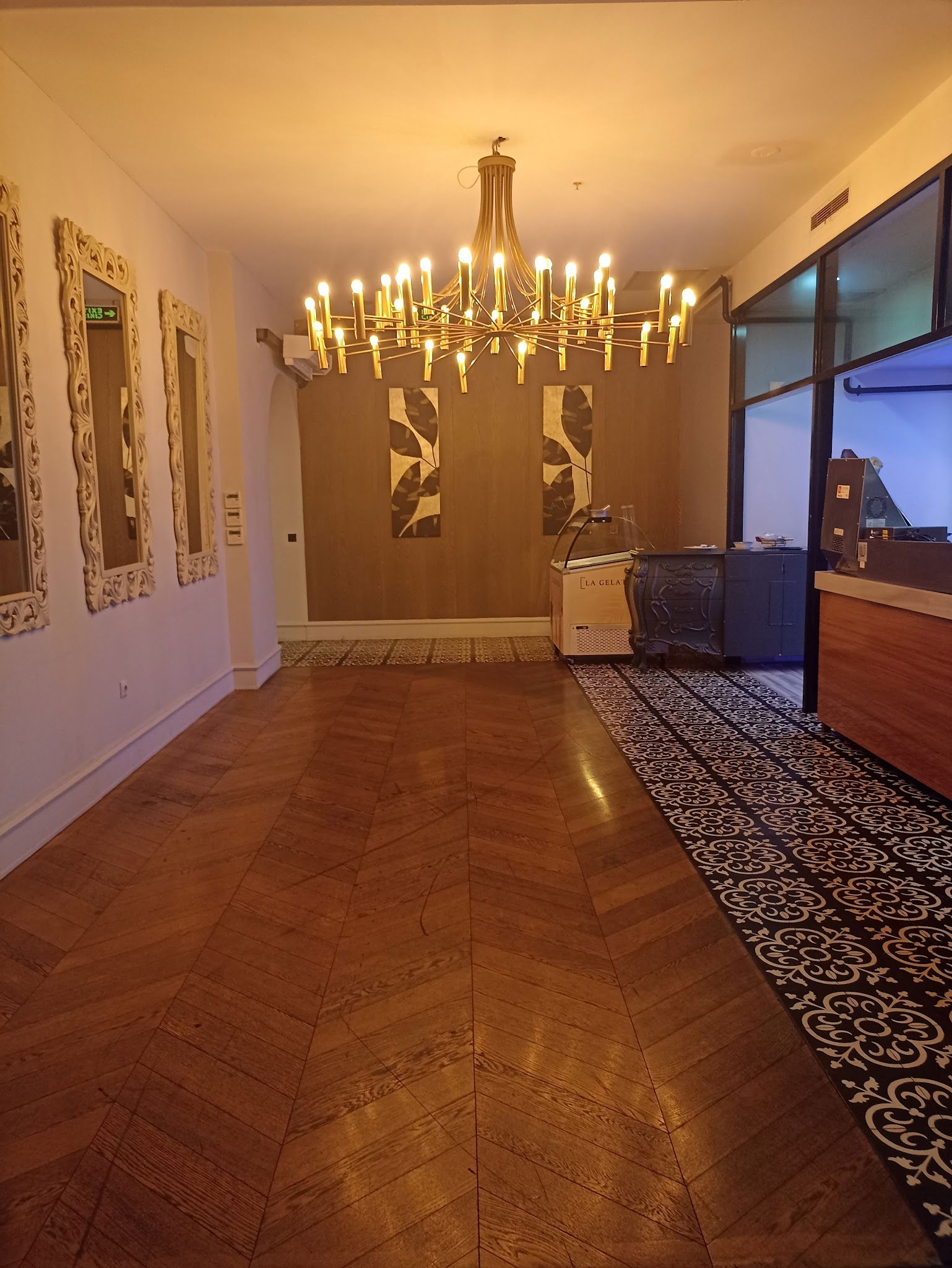 Lucky Lounge & Bistro