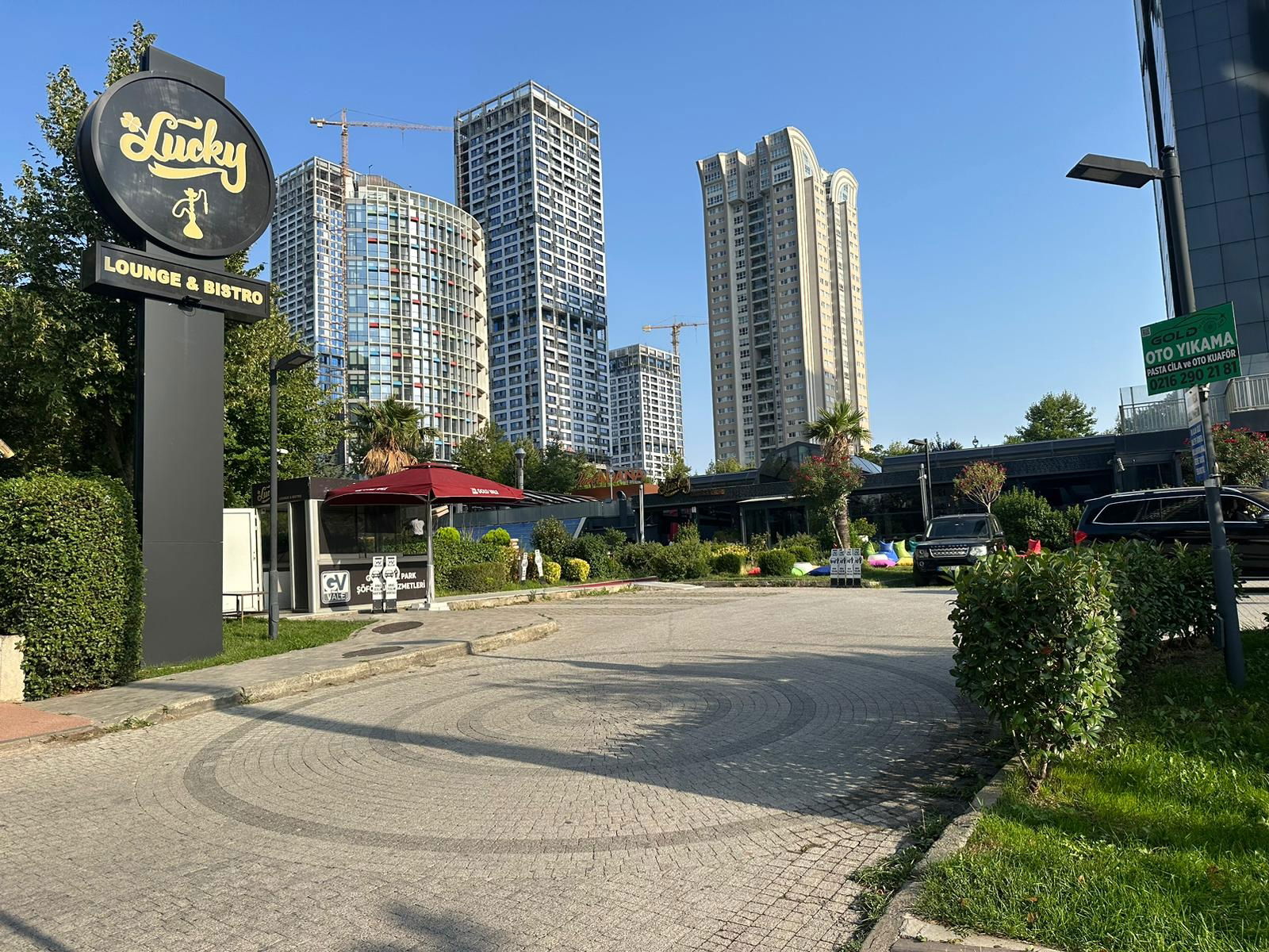 Lucky Lounge & Bistro