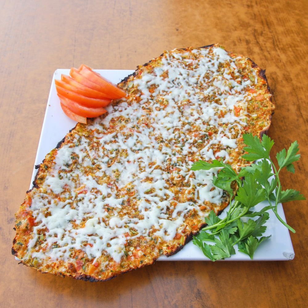 Kuşbaşılı Kaşarlı Lahmacun