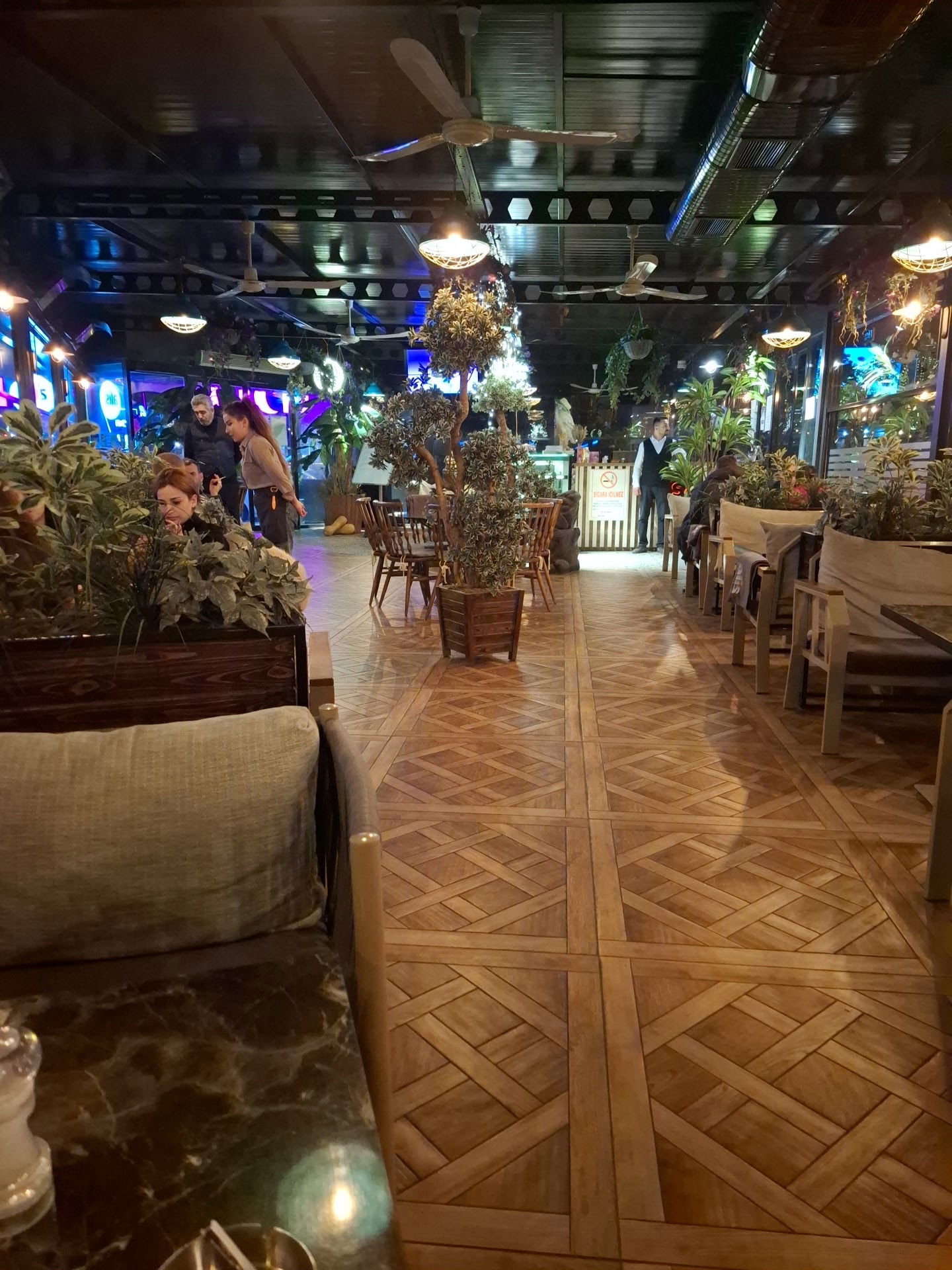 Ali̇s Restaurant Cafe