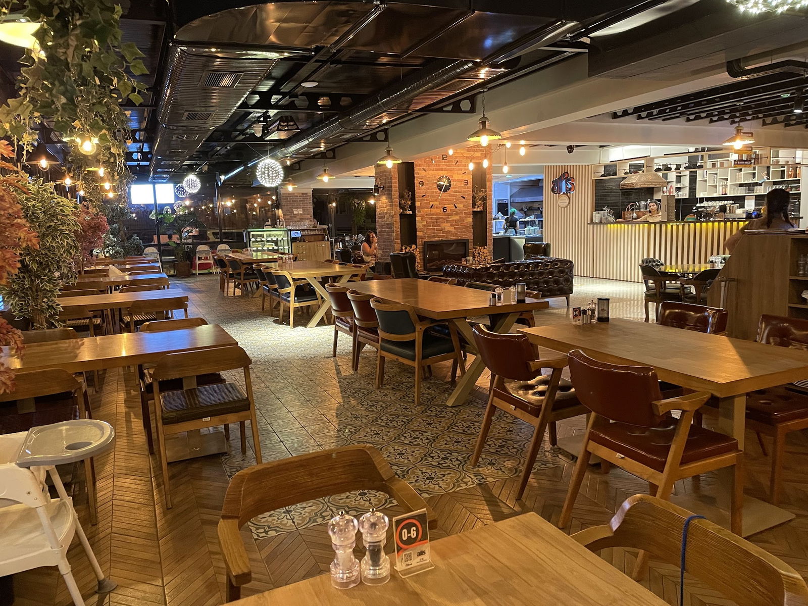 Ali̇s Restaurant Cafe