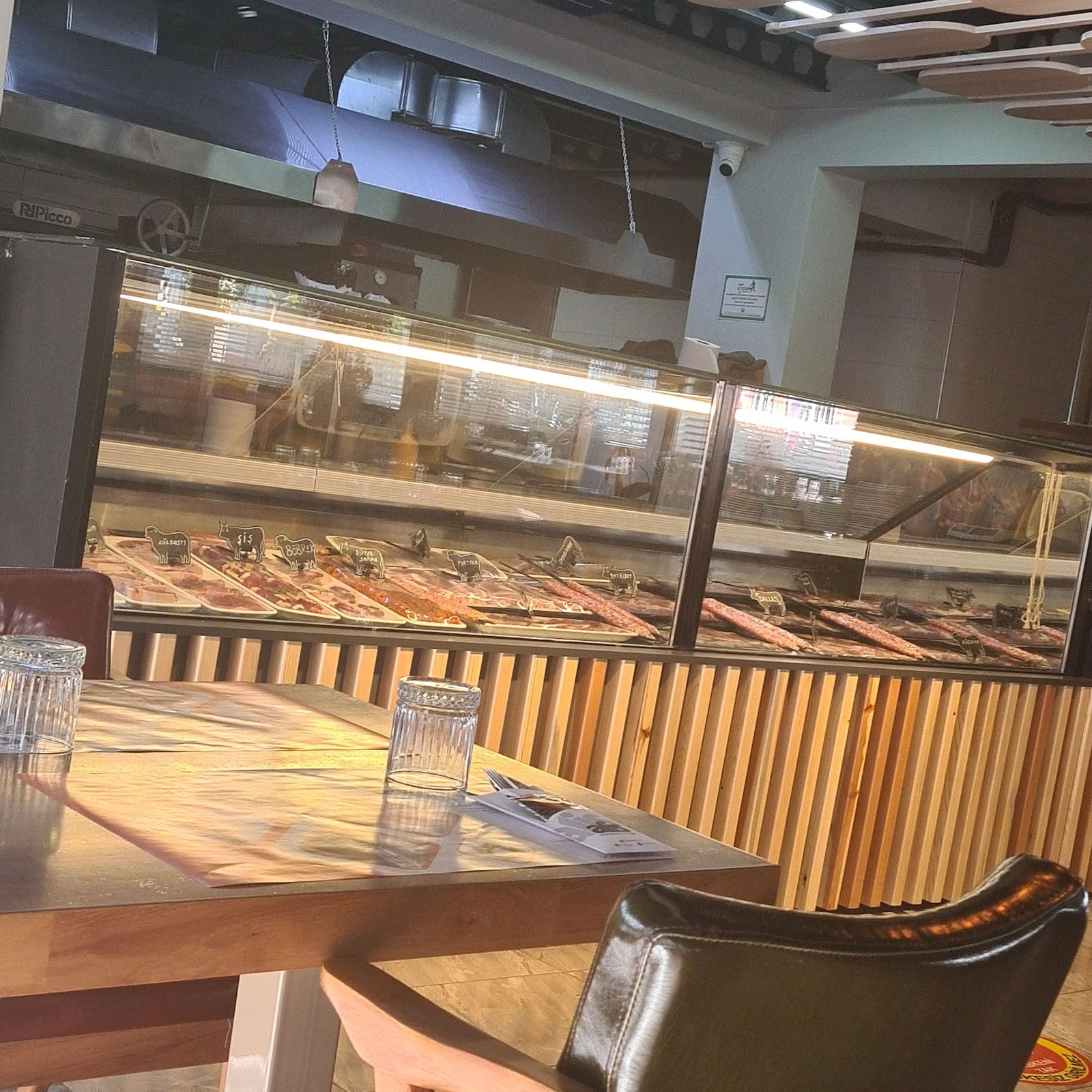 Ali̇s Restaurant Cafe