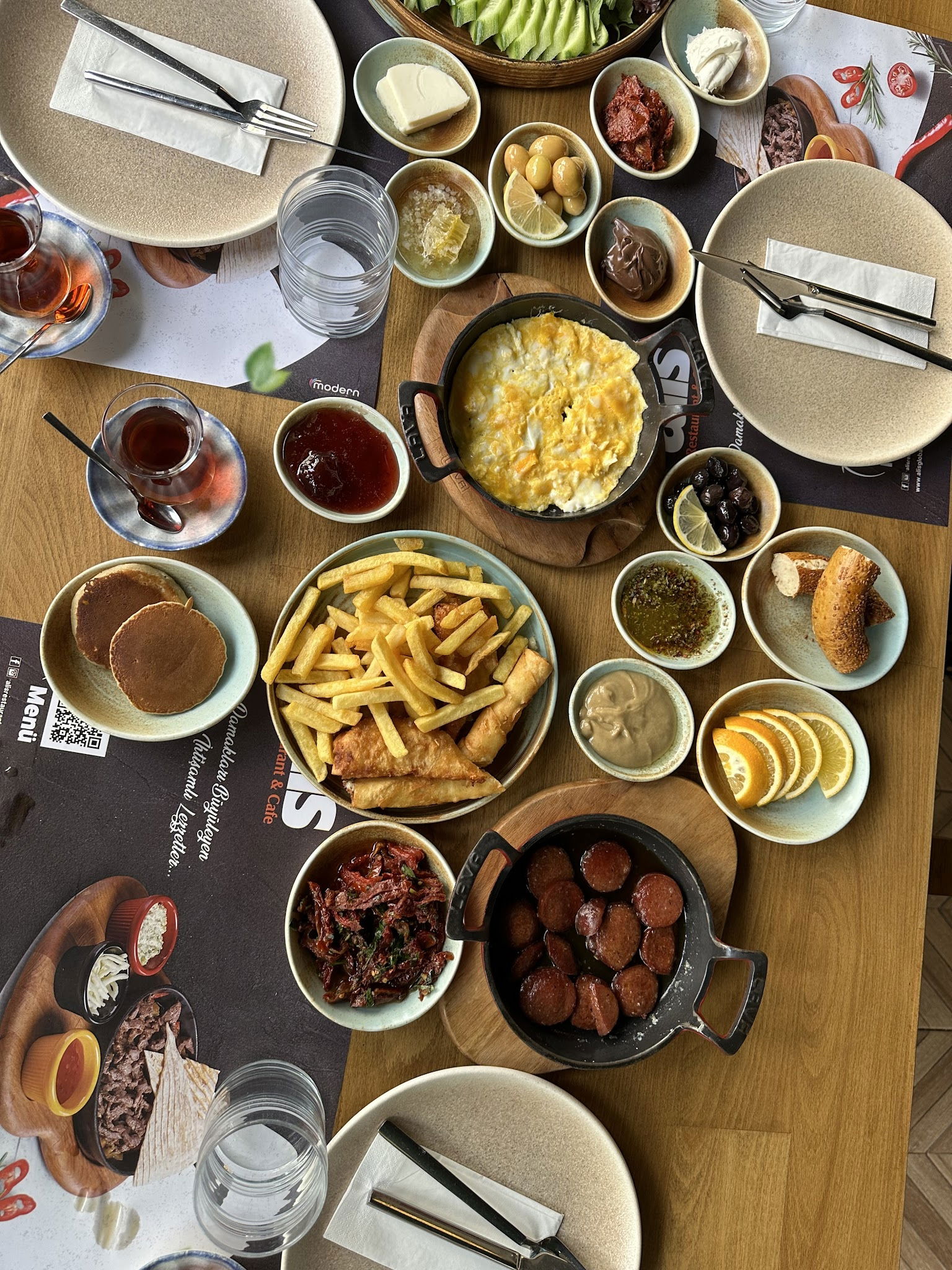 Ali̇s Restaurant Cafe