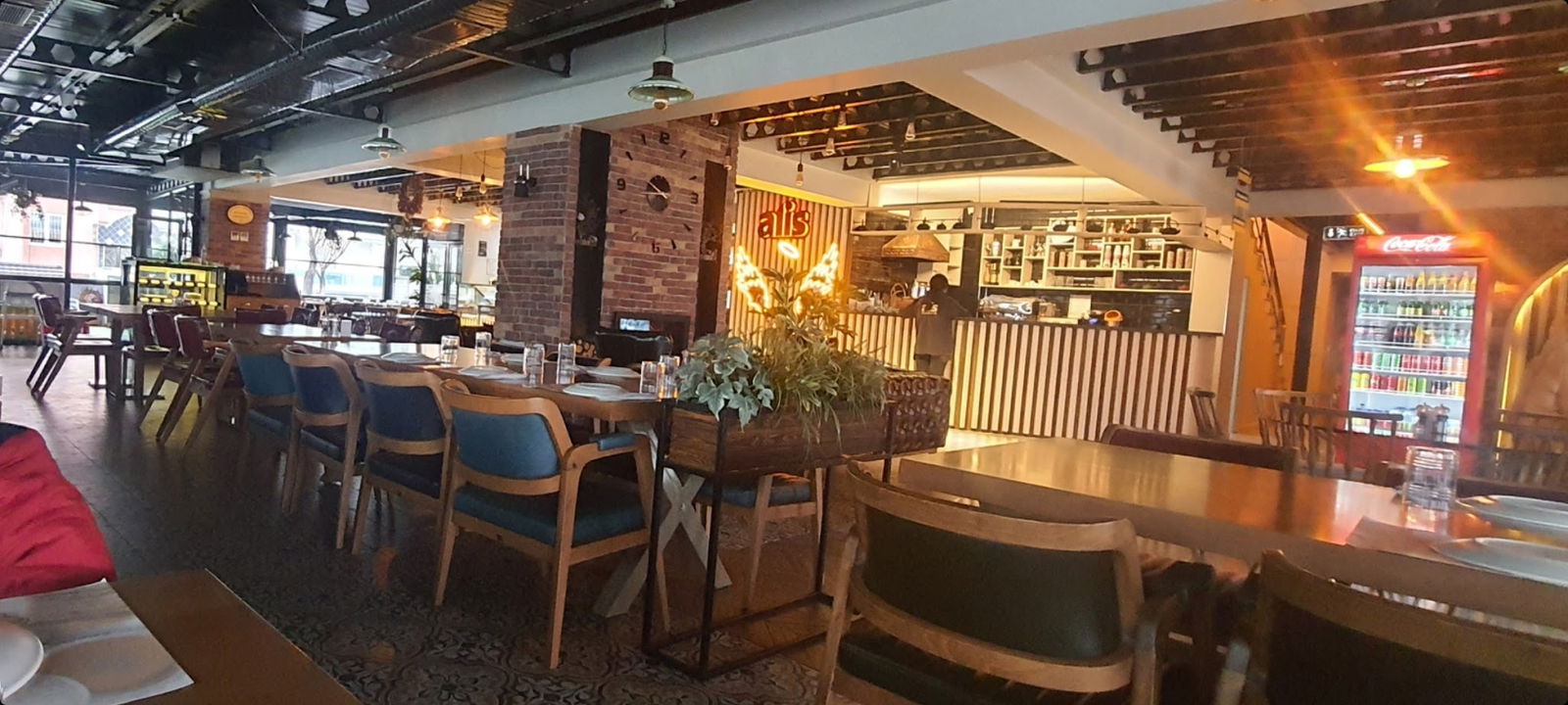 Ali̇s Restaurant Cafe
