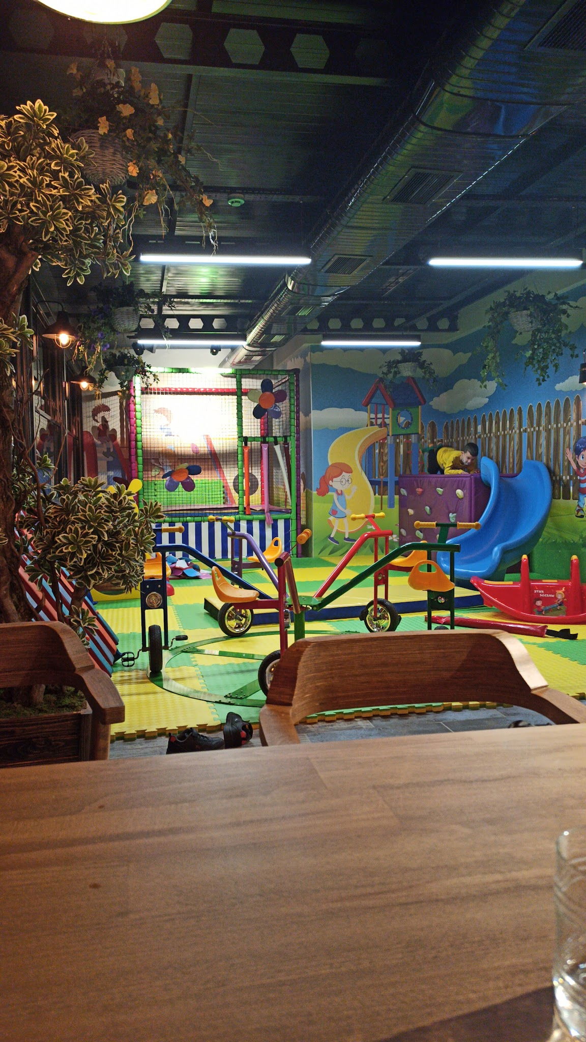 Ali̇s Restaurant Cafe