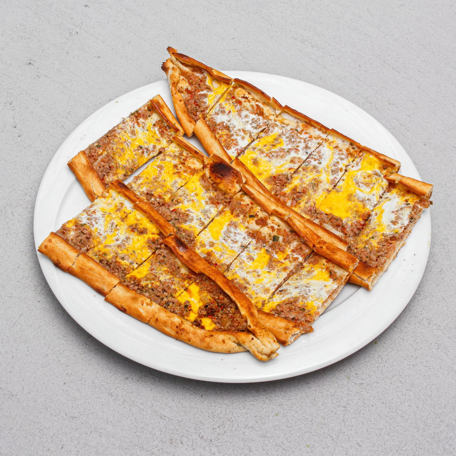 Kıymalı Yumurtalı Pide