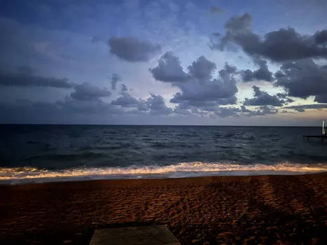Red & White Beach resimleri