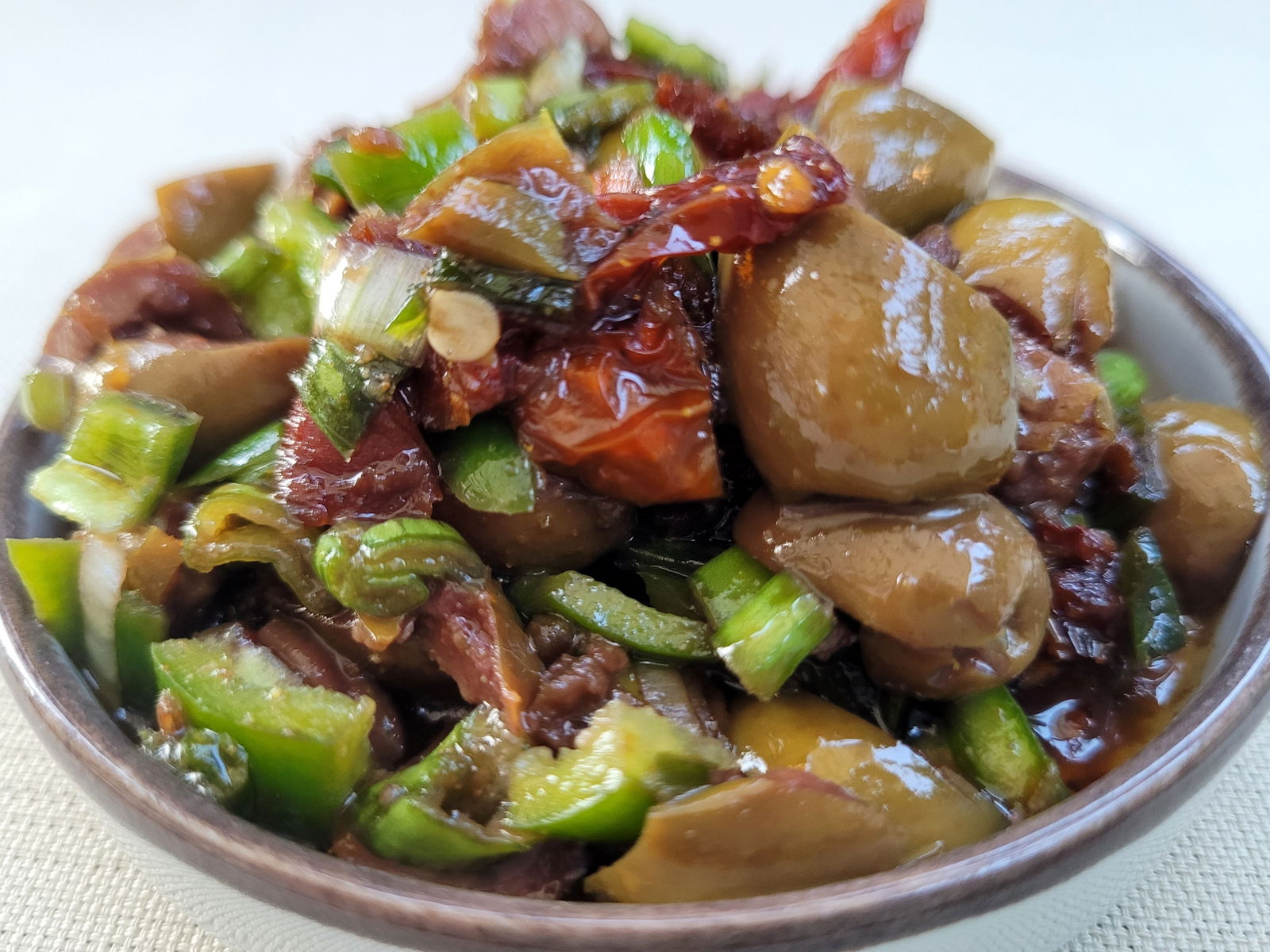 Nar Ekşili Zeytin Salatası