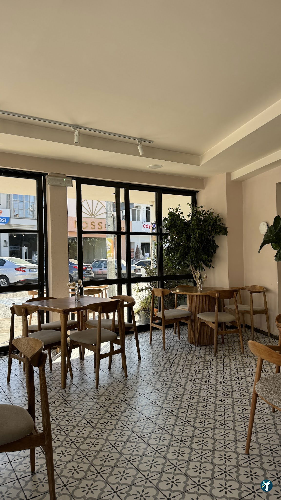 Nomades Cafe & Restaurant