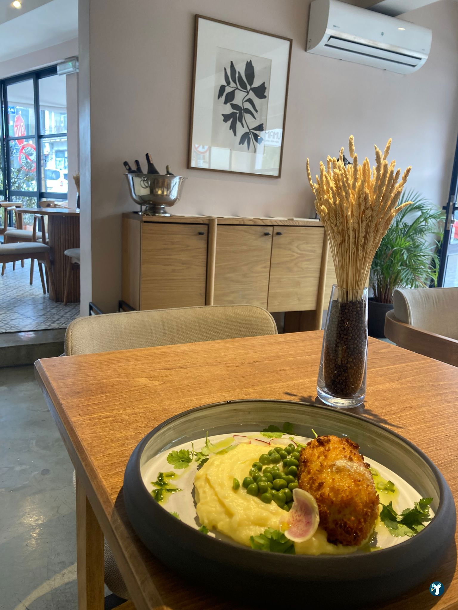 Nomades Cafe & Restaurant