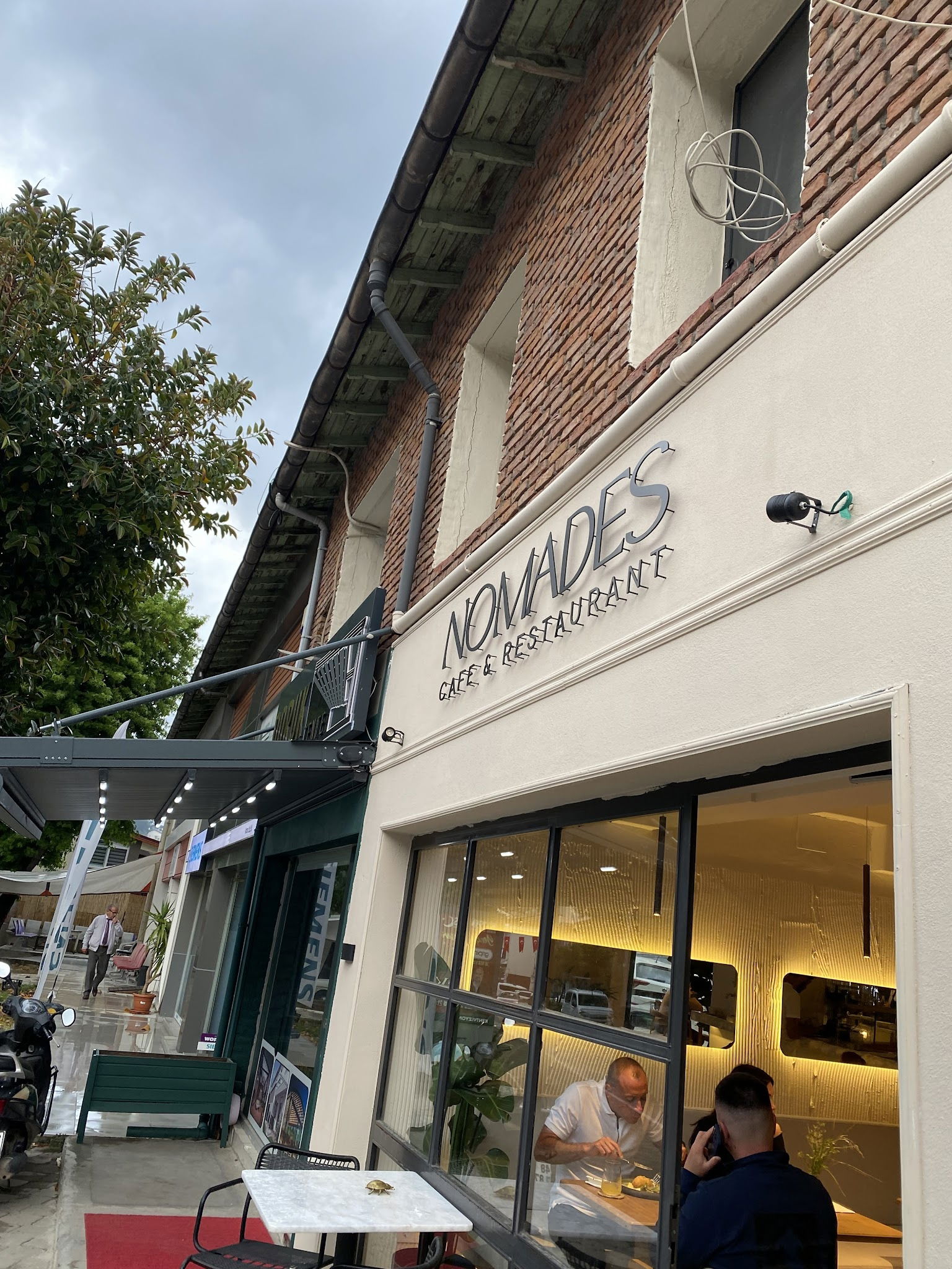 Nomades Cafe & Restaurant