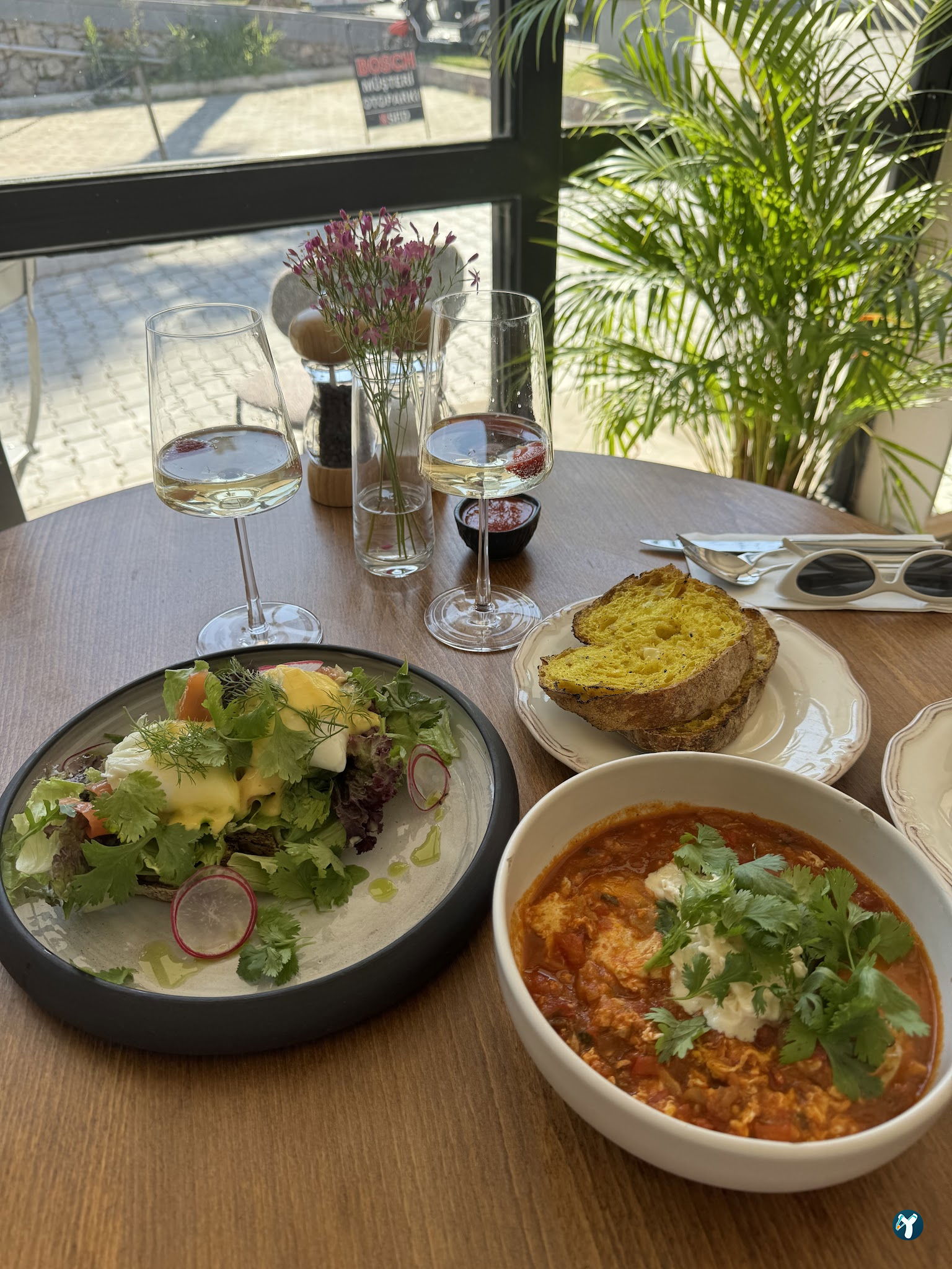 Nomades Cafe & Restaurant
