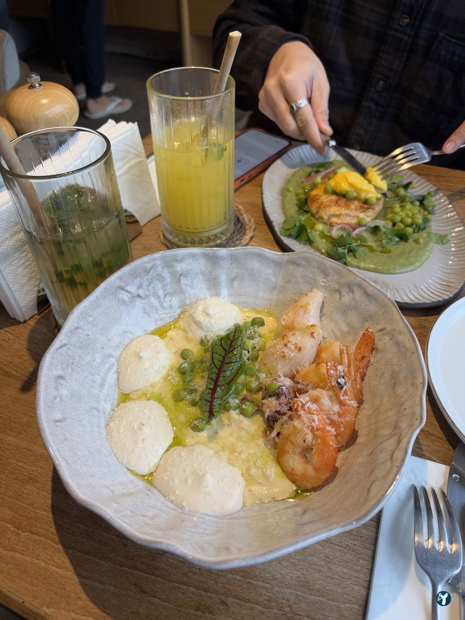 Nomades Cafe & Restaurant