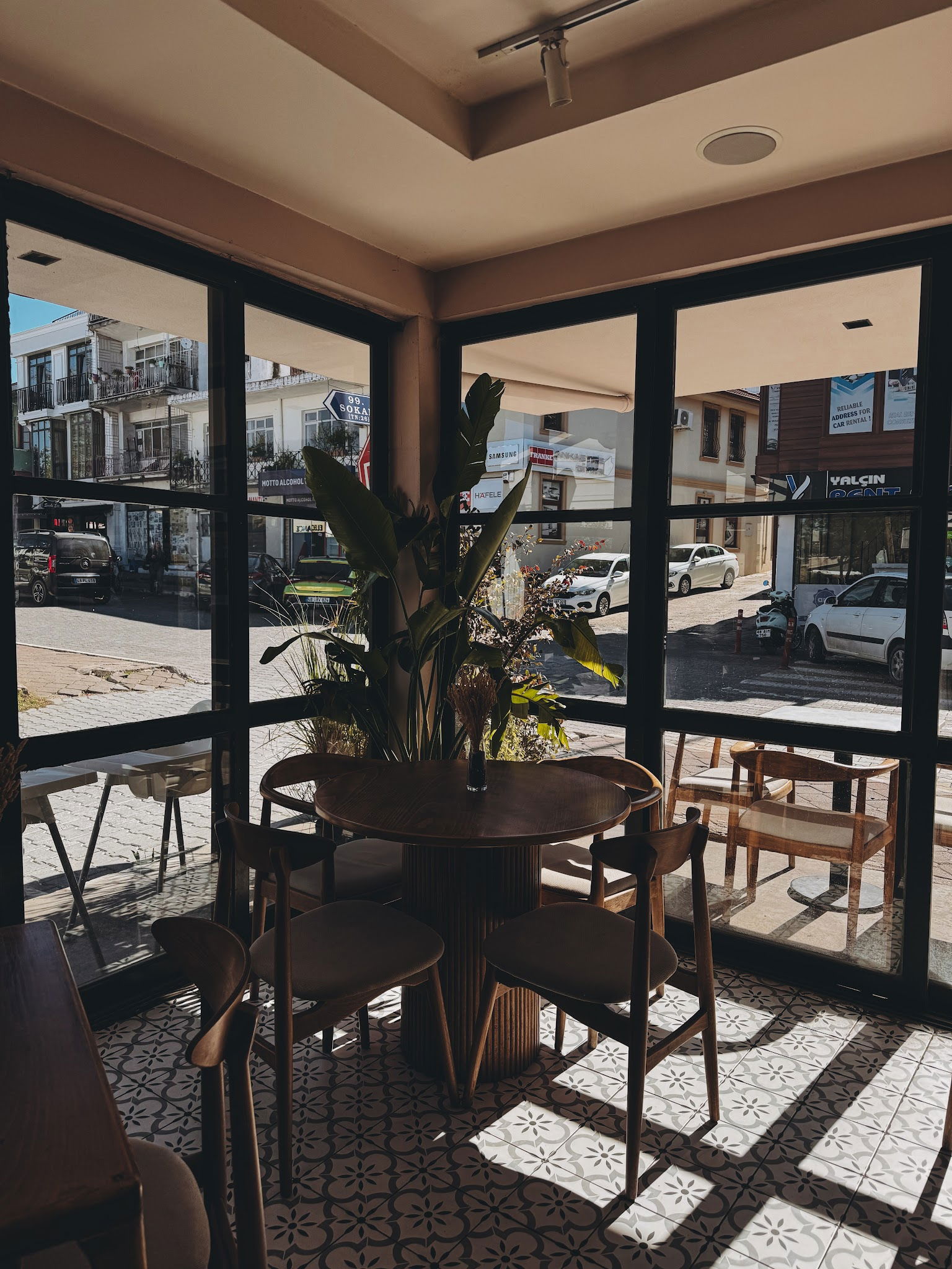 Nomades Cafe & Restaurant