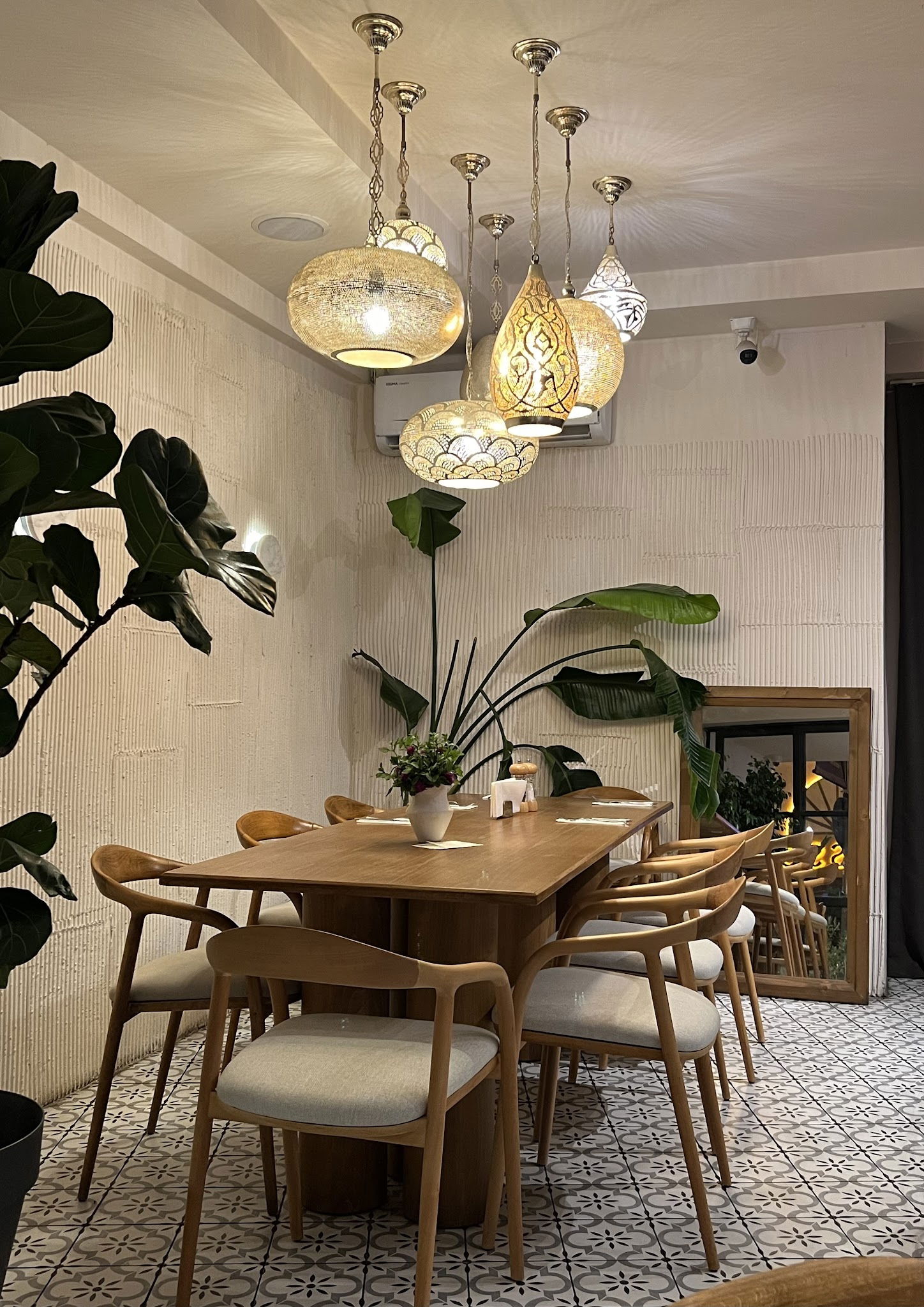 Nomades Cafe & Restaurant