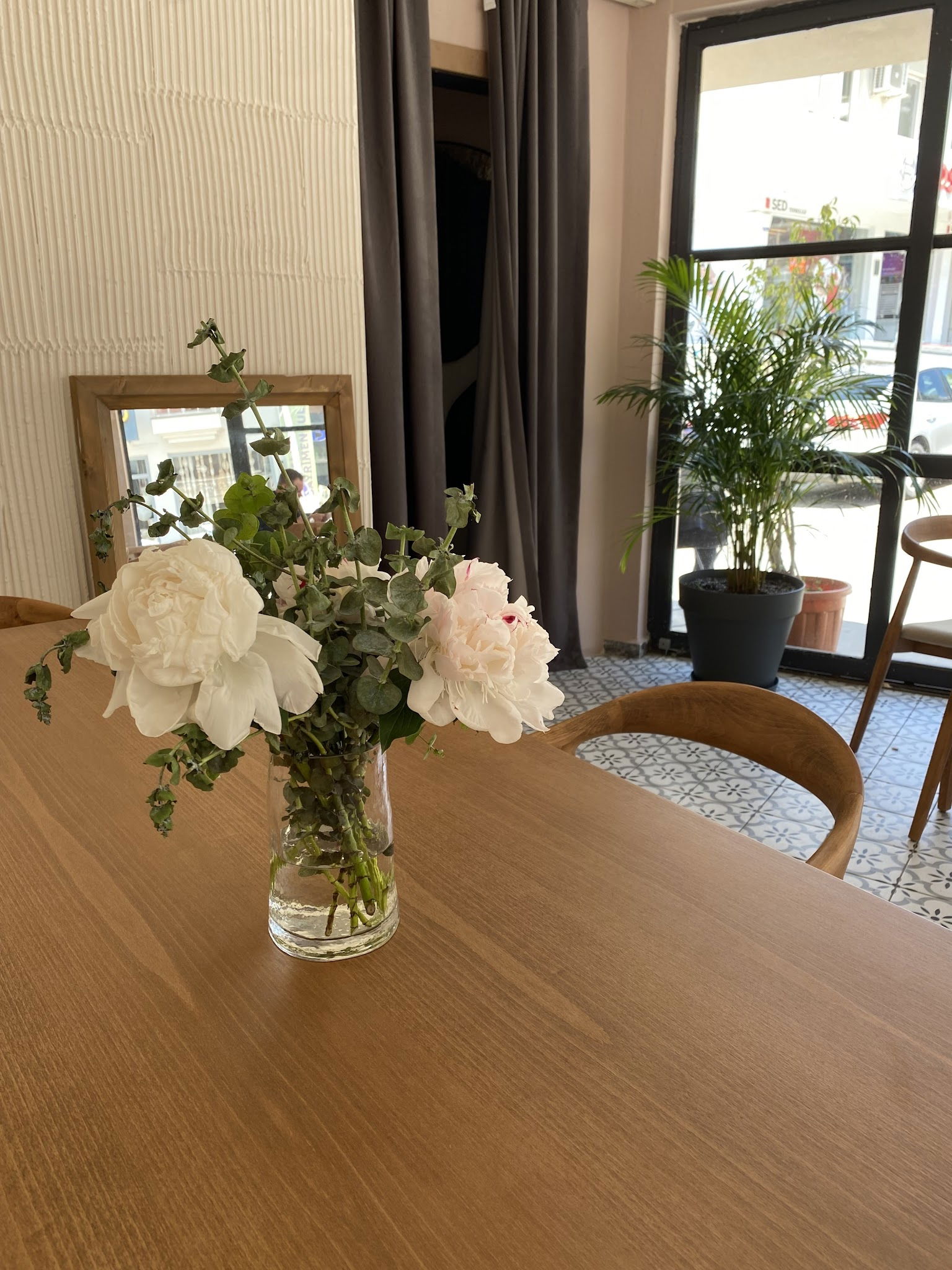 Nomades Cafe & Restaurant