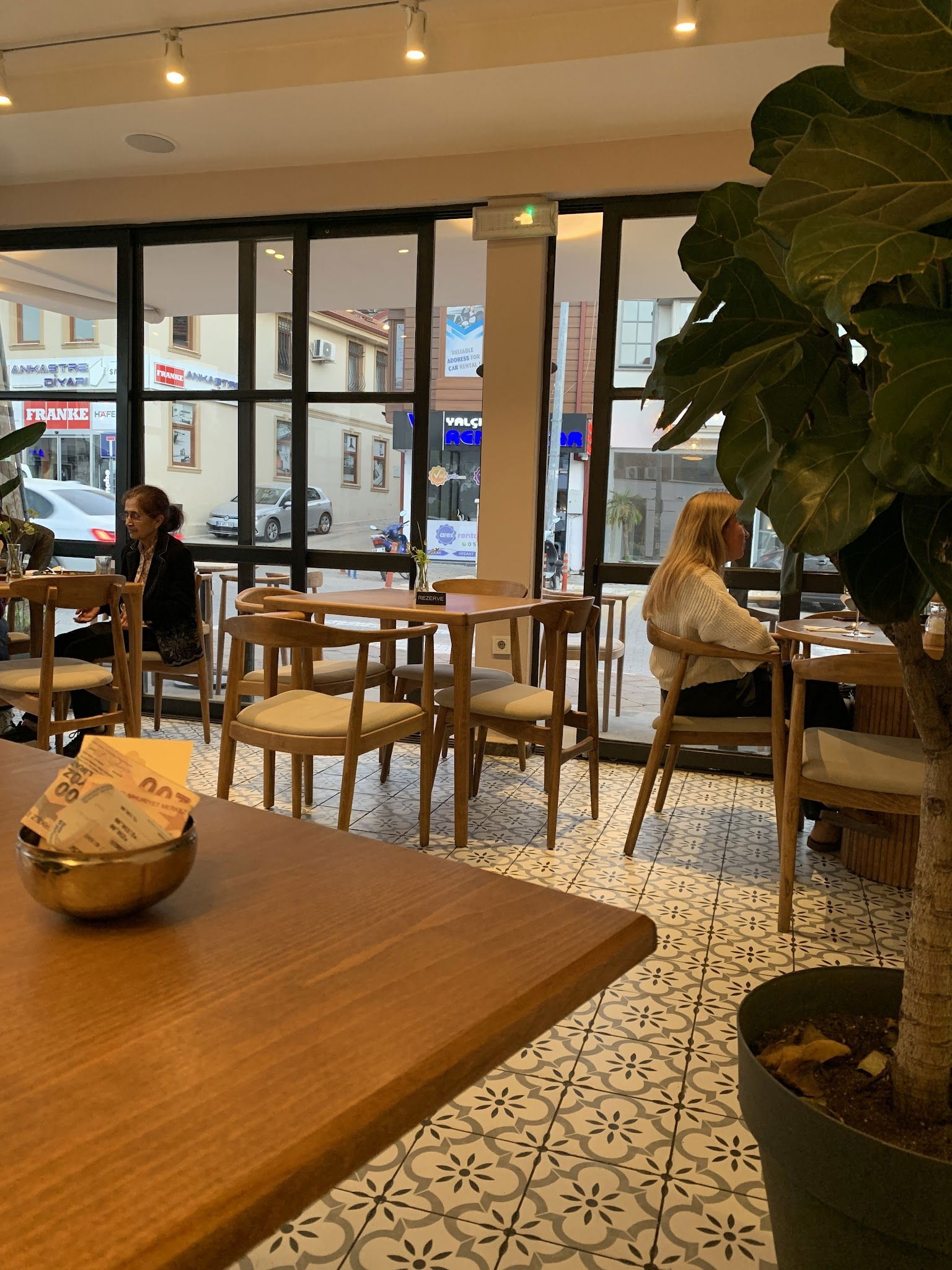 Nomades Cafe & Restaurant