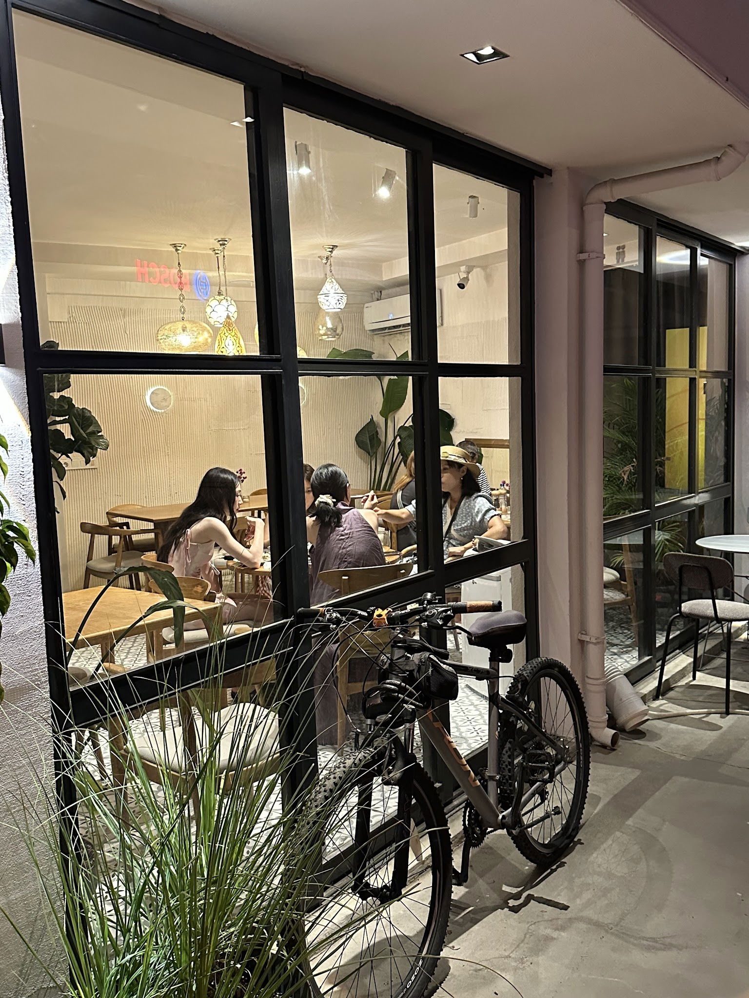 Nomades Cafe & Restaurant