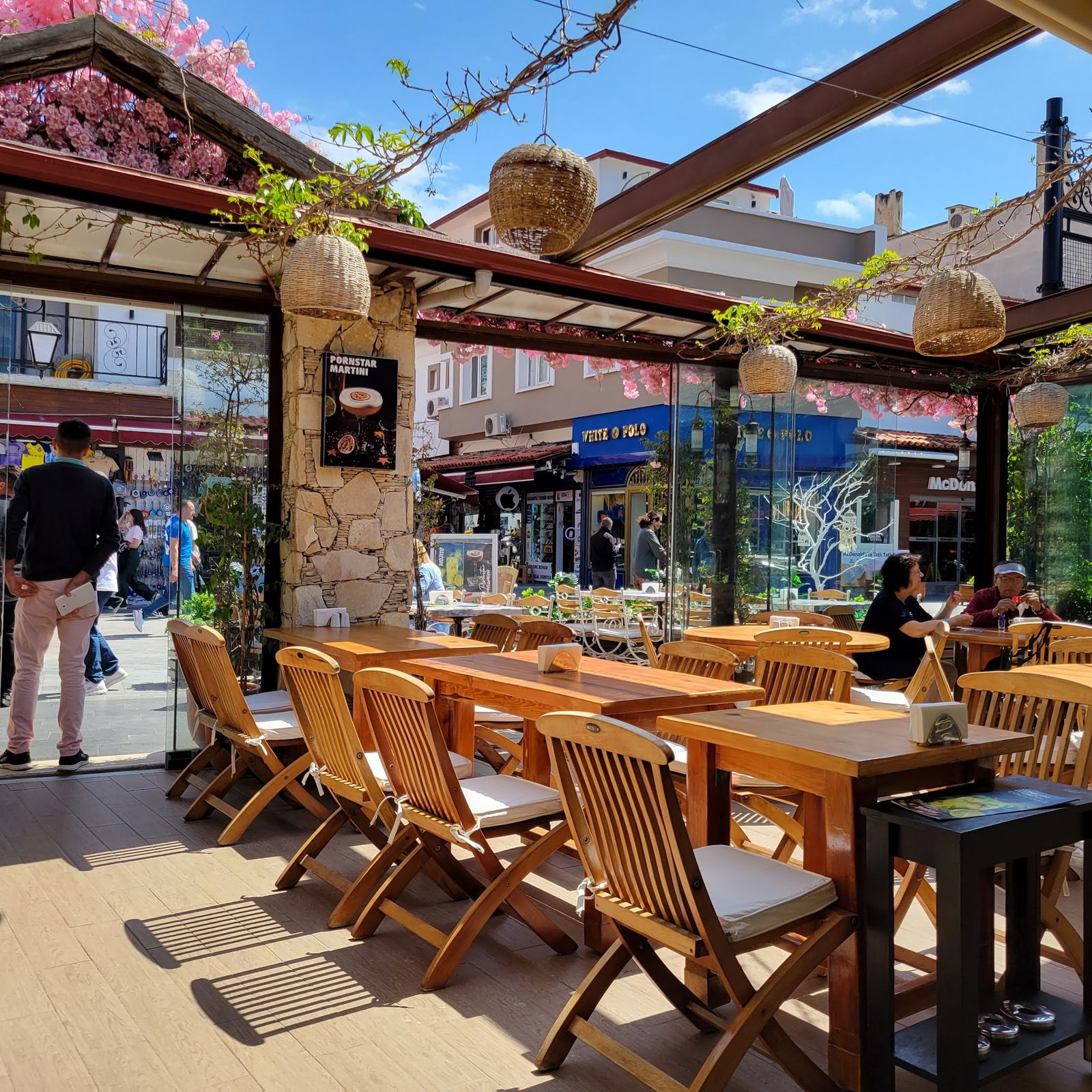 Planet Yucca Live "Entertainment & Dining"