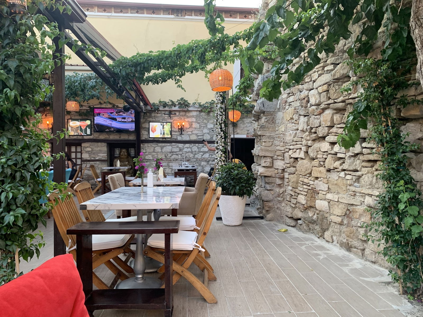 Planet Yucca Live "Entertainment & Dining"